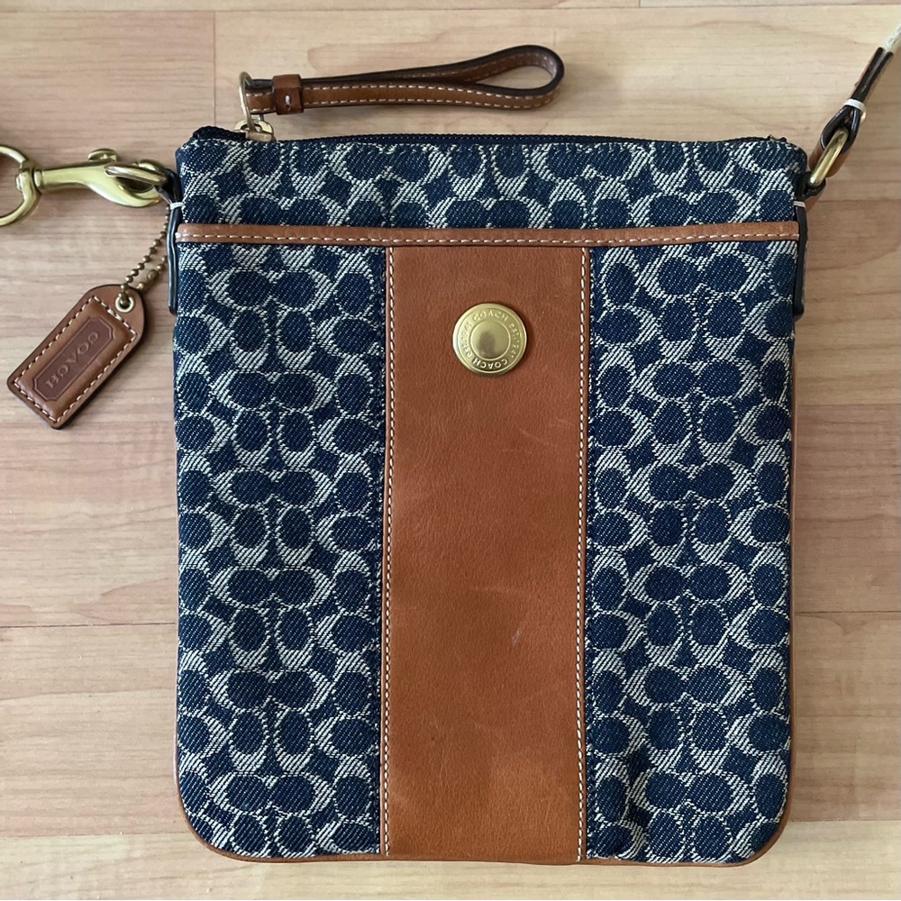 Like new Women Small Crossbody coach bag with adjustable strap and zipper
